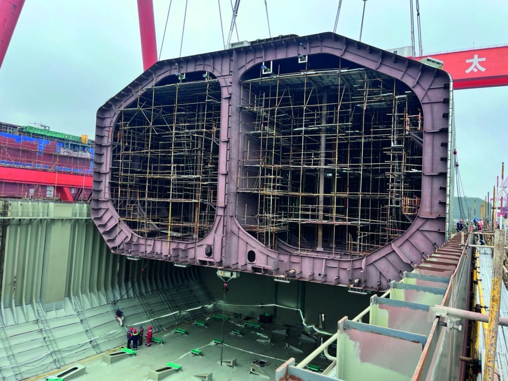 Installation of cargo tanks